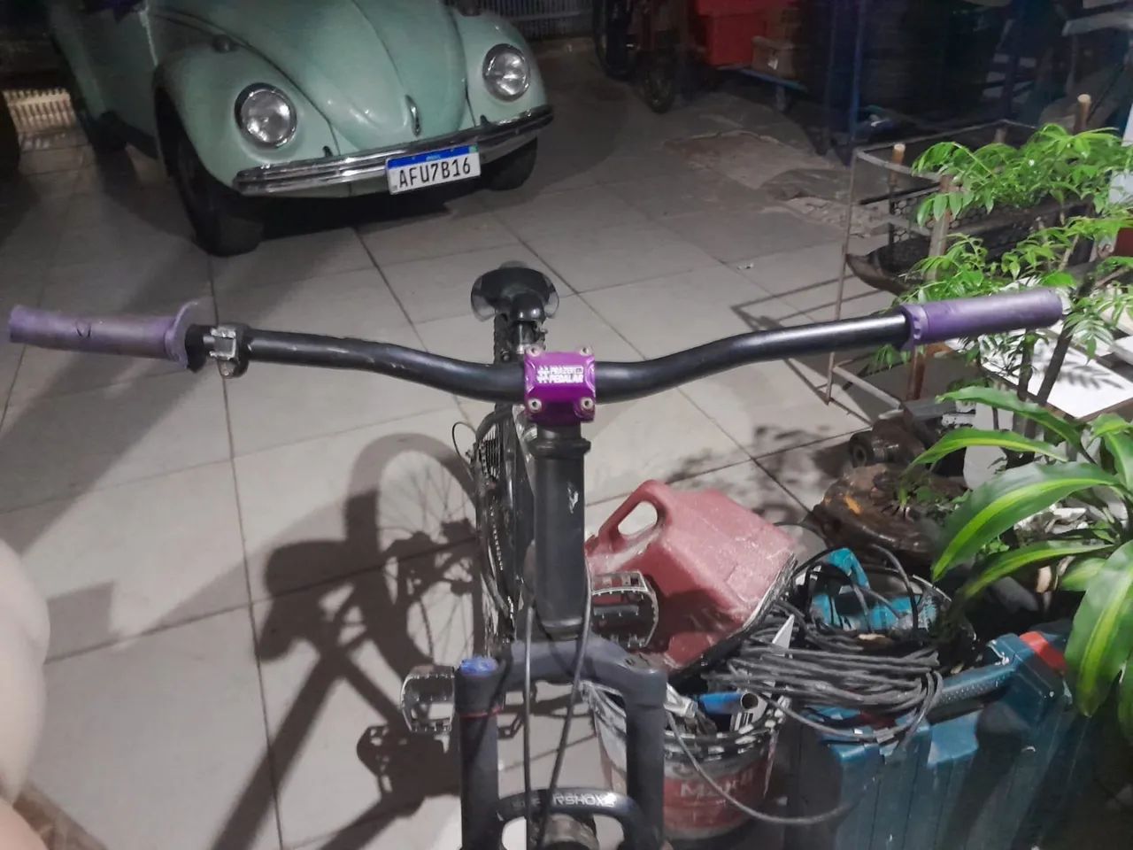 Guidom voador e mesinha pedal roxa