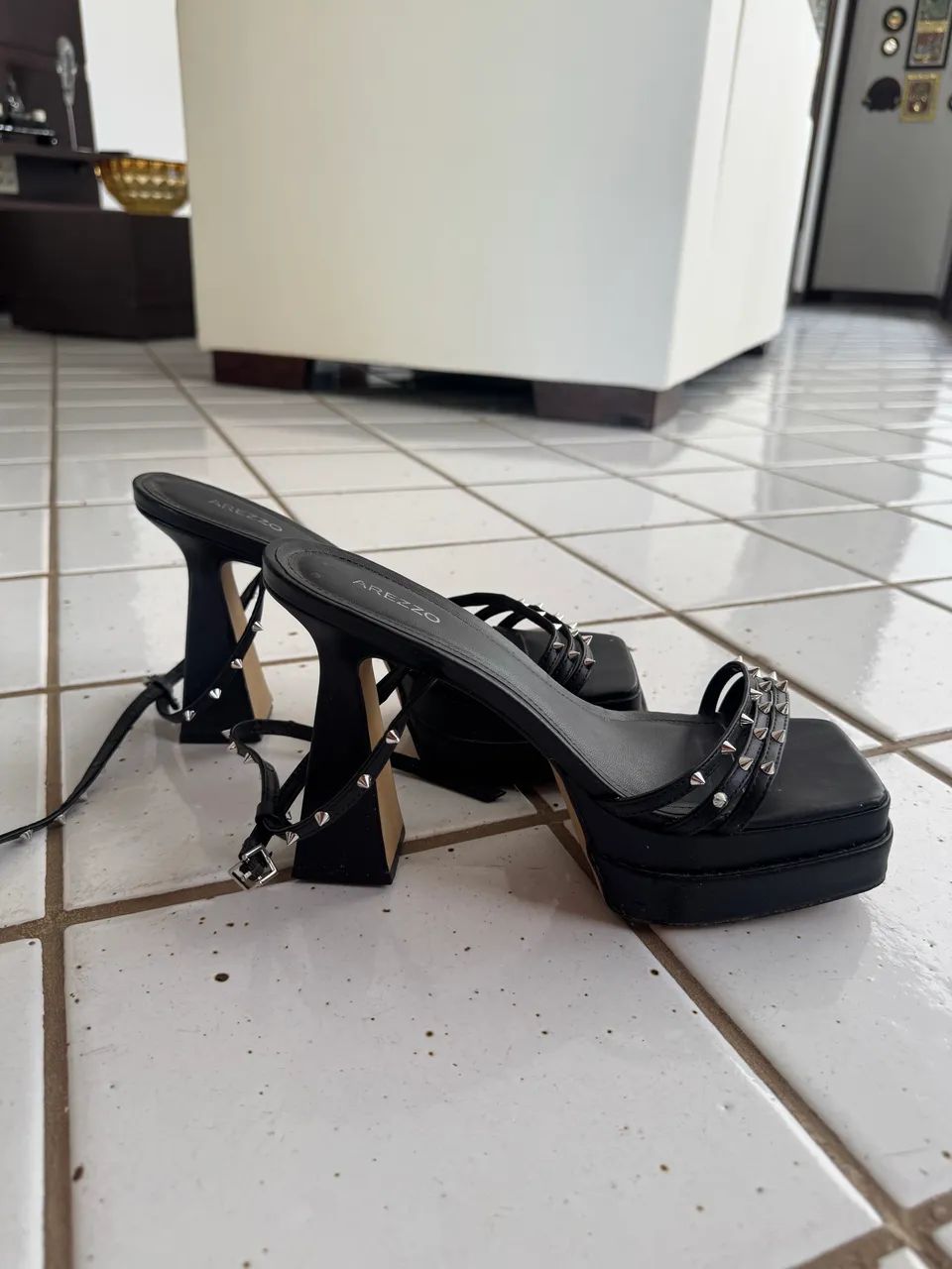 Salto Arezzo preto spikes - Foto 3