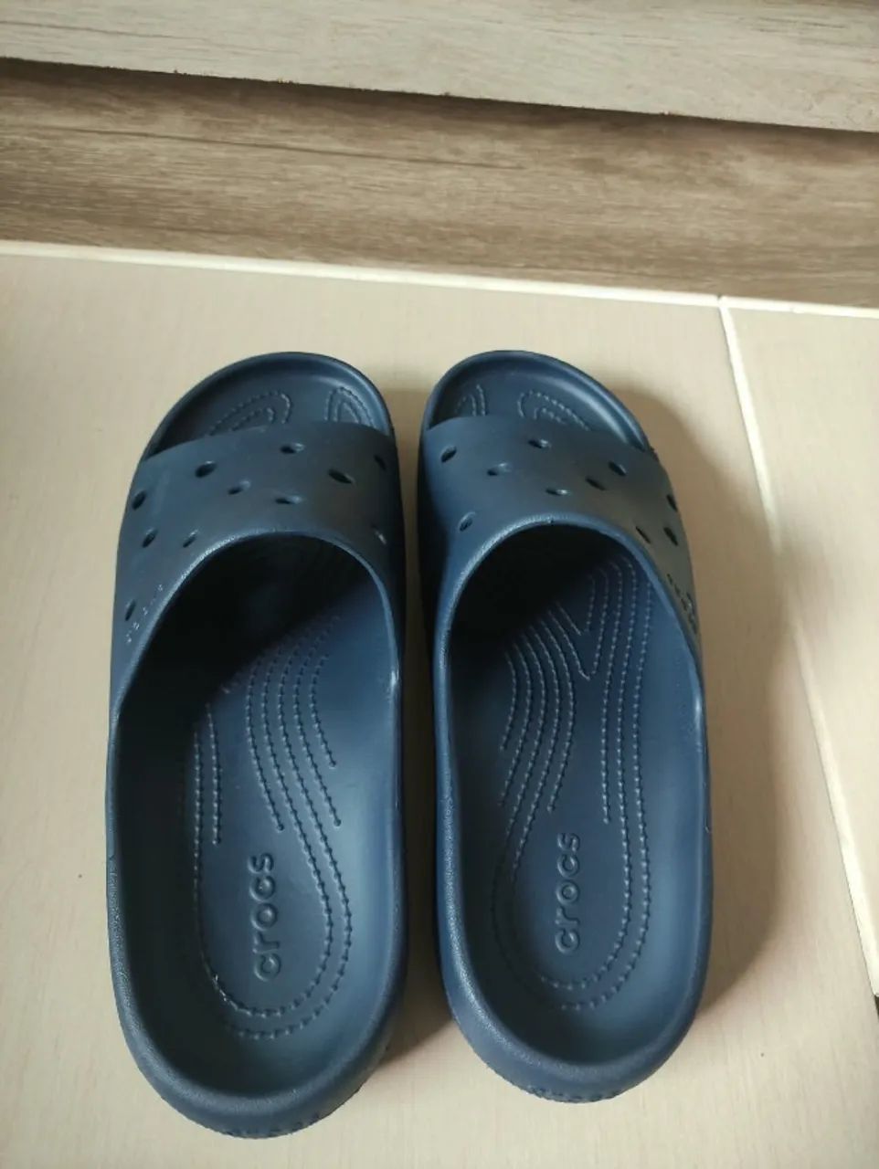 crocs classic slide v2 navy - m10 - Foto 2