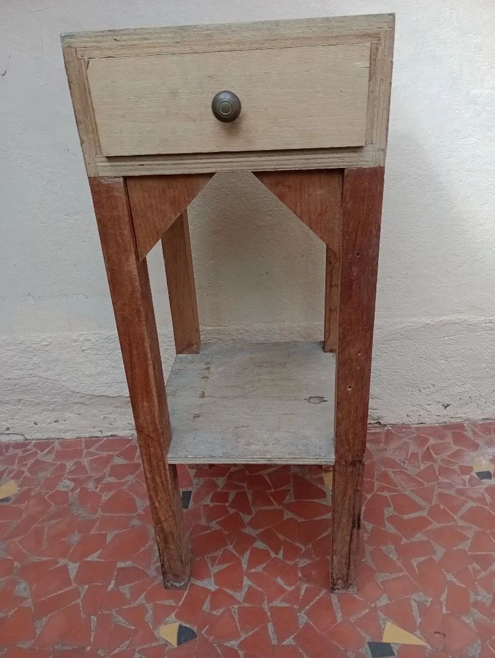 Bancada de madeira pequena com gaveta 