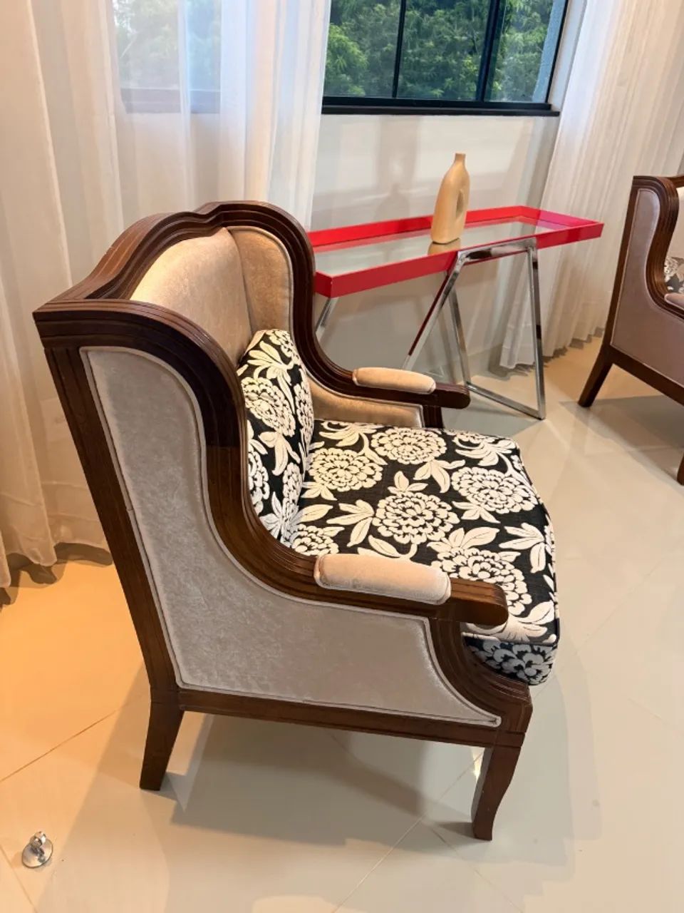 Par de Poltronas Clássicas em Madeira Nobre e Jacquard - NOVAS (Sem Uso / Apenas Decoração - Foto 4