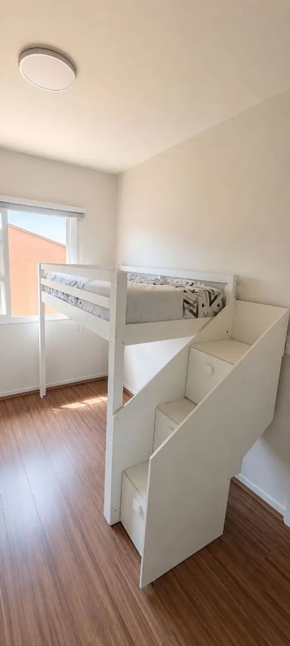 Cama infantil com escada