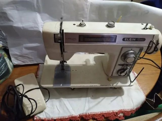 Máquina de Costura Elgin Genius Super Leve 