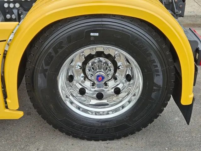 Scania R460 SUPER 4x2 Ano 24 Automático Geladeira Farol de teto e grade carenagem lateral - Foto 9