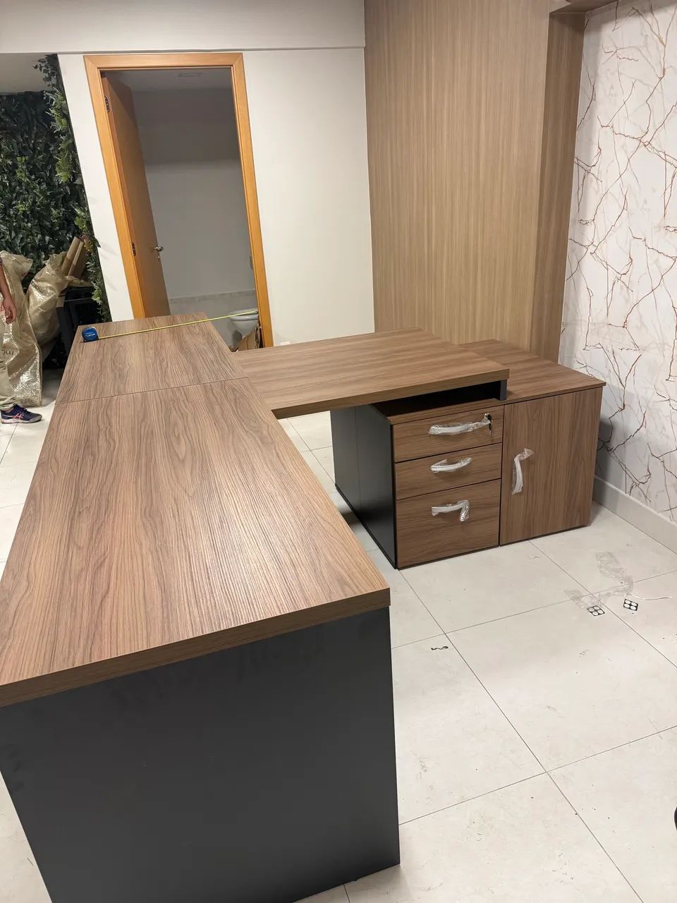 Mesa em L com 1 armário e 3 gavetas novo  - Foto 2