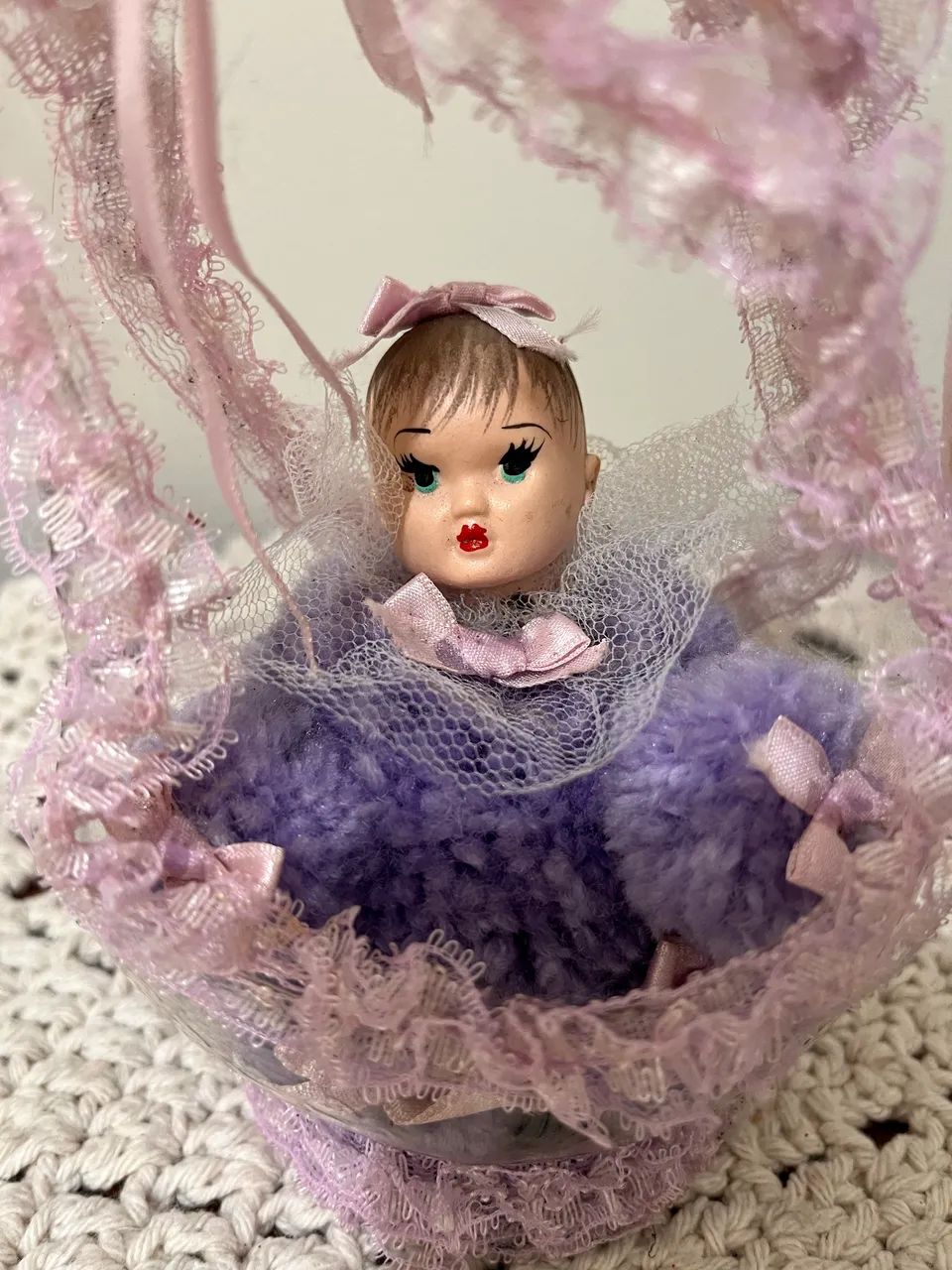 Boneca de porcelana na cesta.