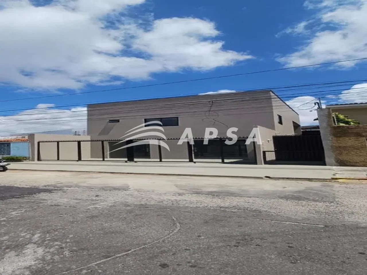 EXCELENTE SALA COMERCIAL COM BANHEIRO, LOCALIZADA EM RUA TRANQUILA, COM FÁCIL ACESSO PARA 