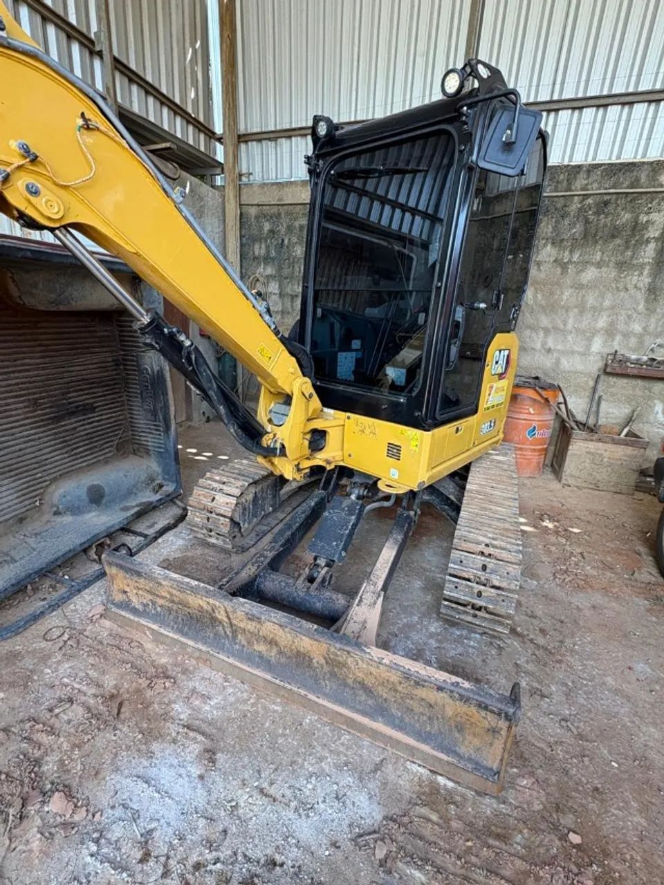Mini Esvacadeira Caterpillar ano 2022 303,5 3.000 horas - Foto 6
