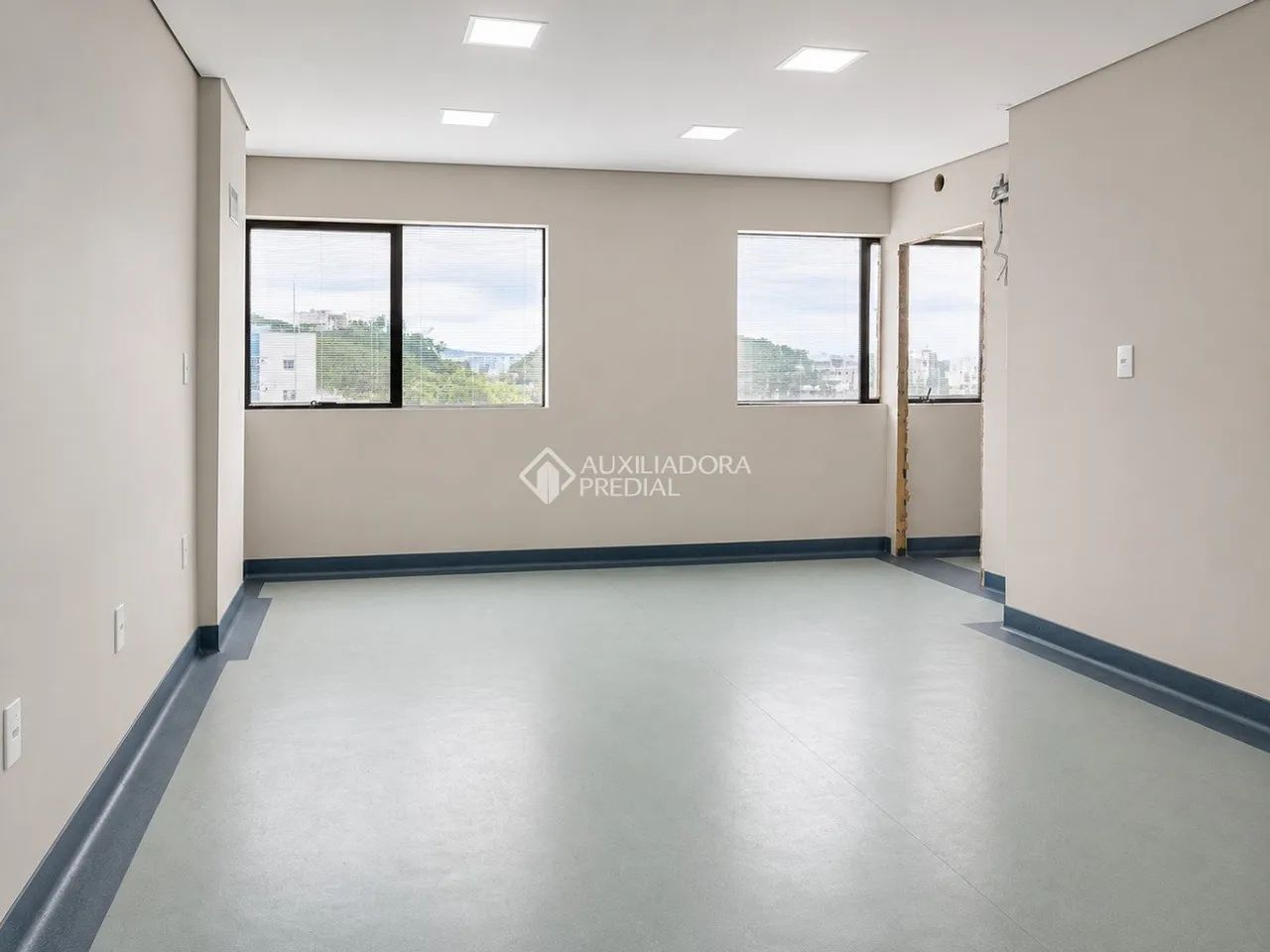 Sala comercial ampla com 127m² e 2 vagas para locação no centro de Joinville