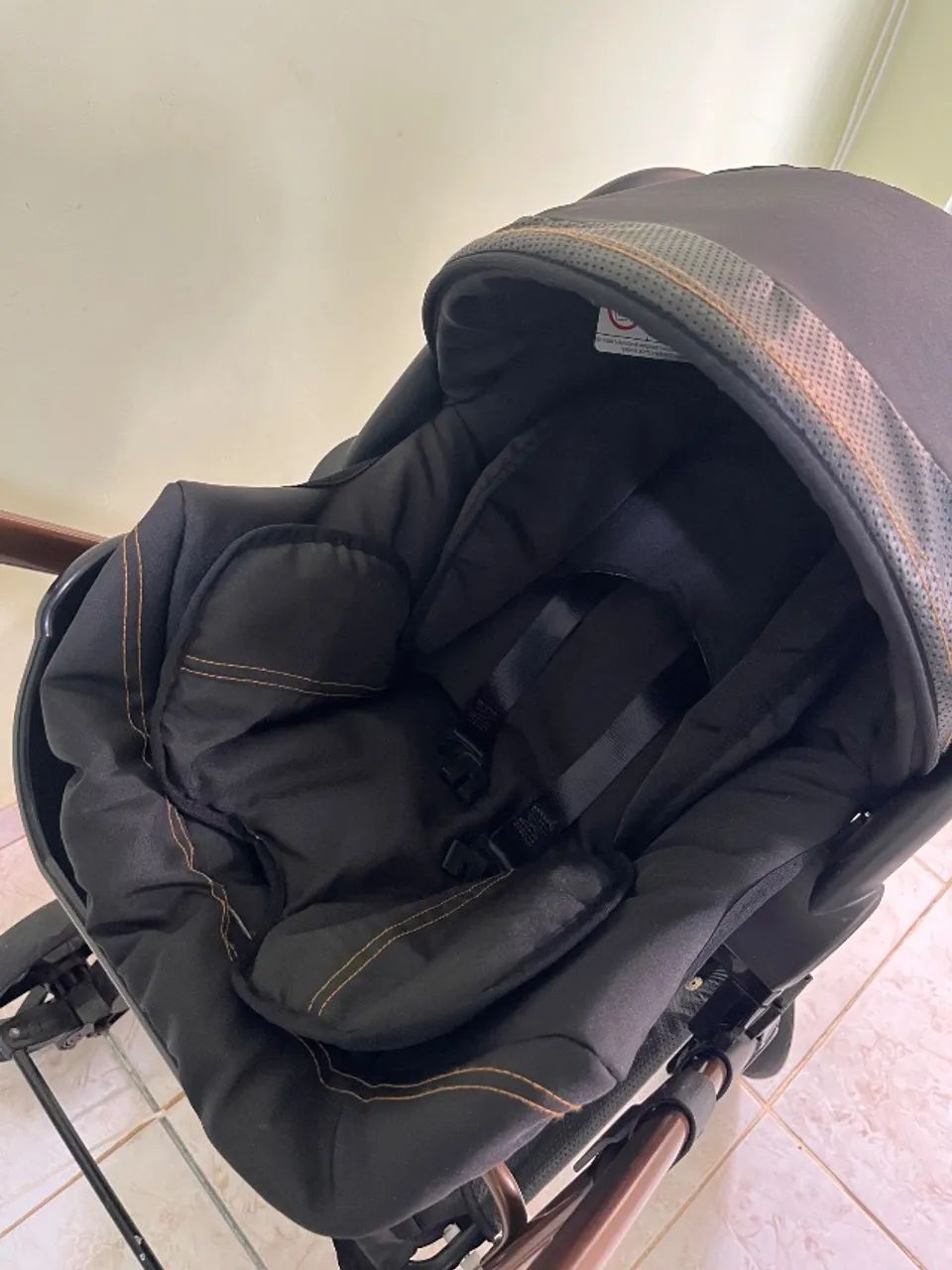 Carrinho de bebê com bebê conforto  - Foto 2