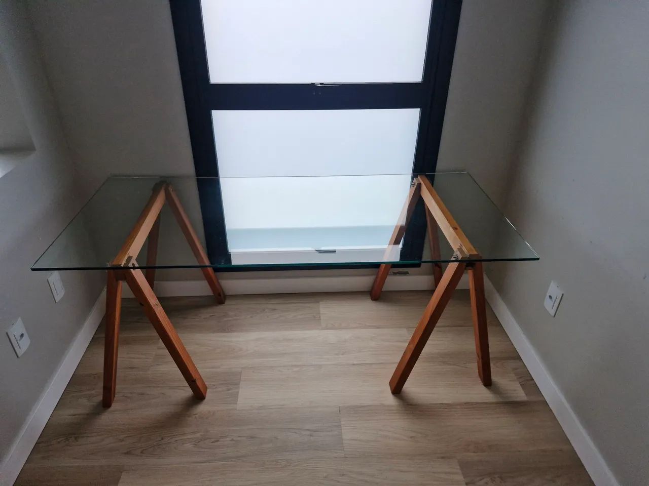 Escrivaninha de vidro com pés caveletes