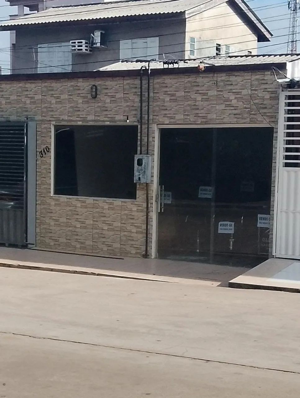 Ponto comercial no boné azul.