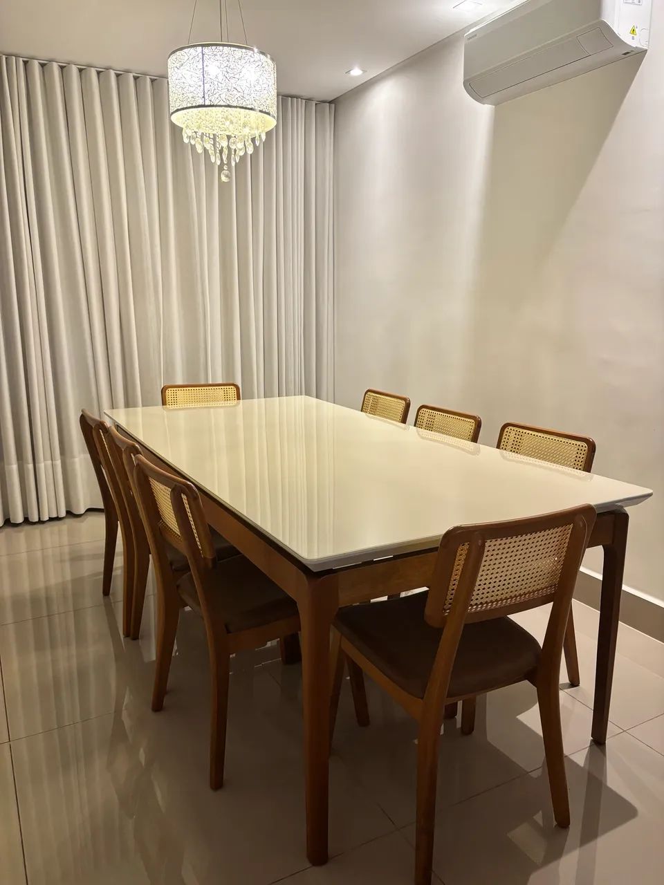 Mesa de Jantar 8 cadeiras de madeira 