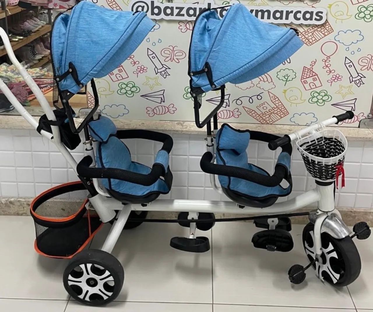 Triciclo para gemeos