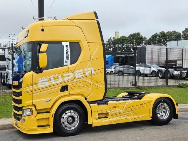 Scania R460 SUPER 4x2 Ano 24 Automático Geladeira Farol de teto e grade carenagem lateral - Foto 4