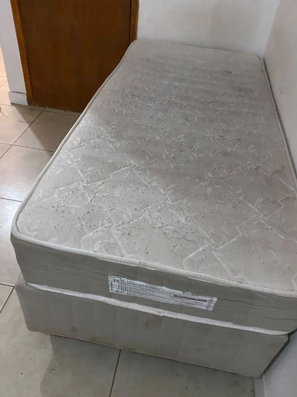 Cama de solteiro semi nova