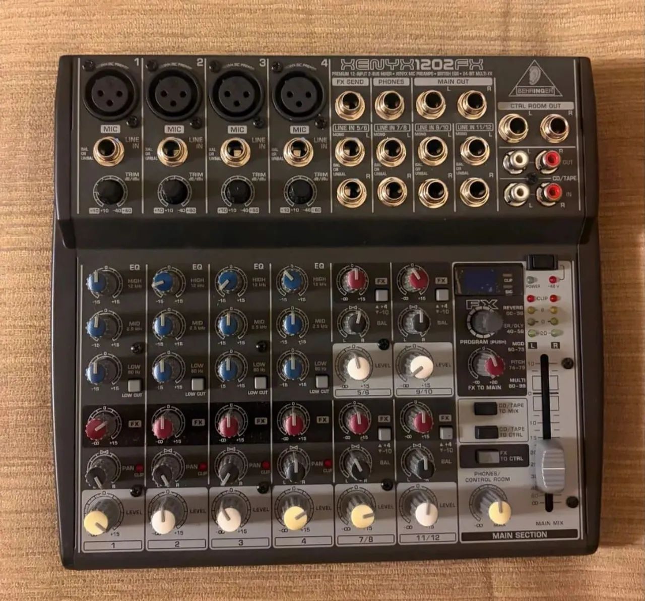 Mesa de som Behringer 1202fx