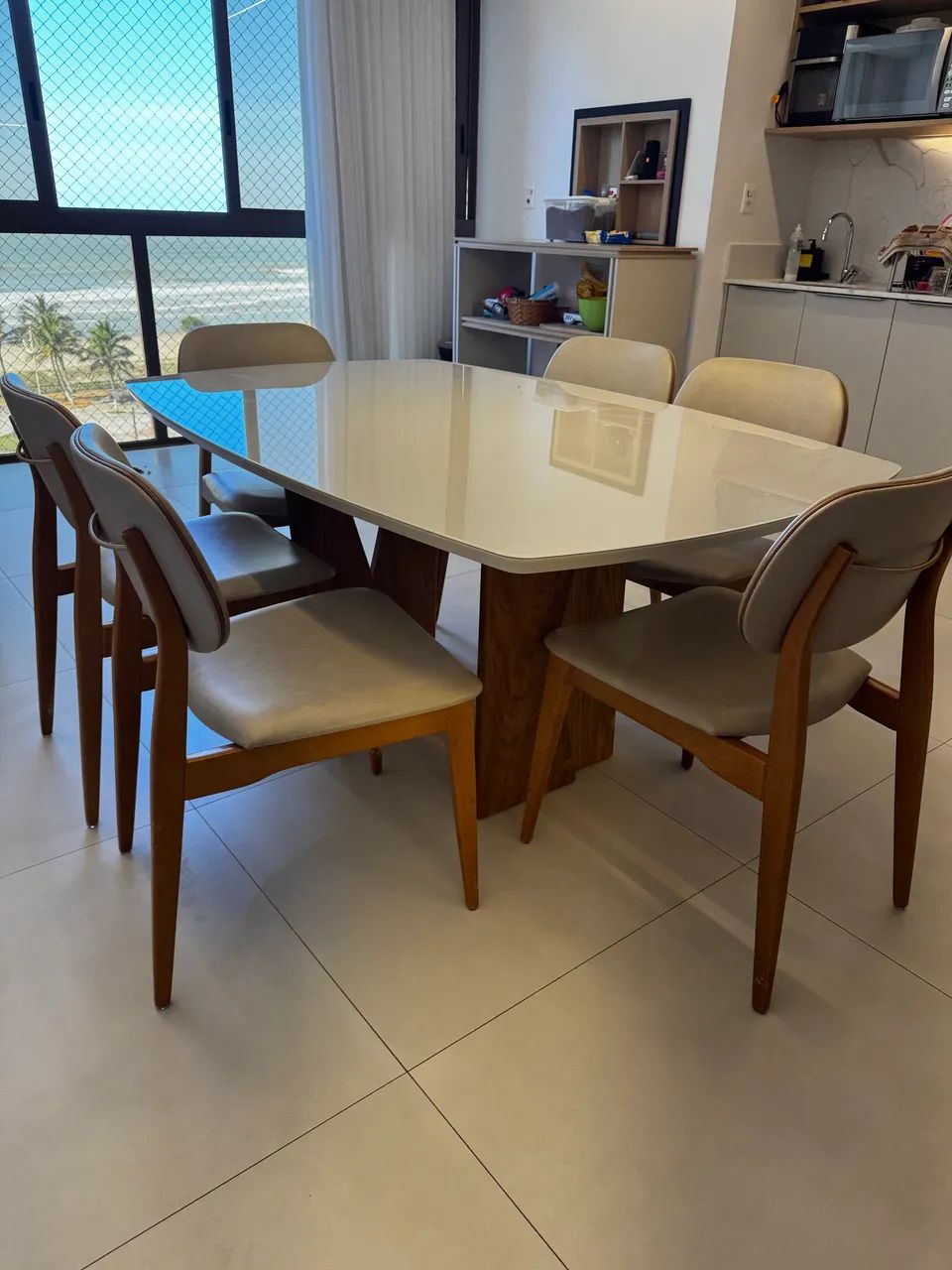 Mesa de jantar com 6 cadeiras 