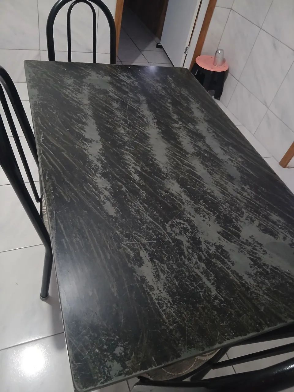 Mesa com 4 cadeira de marmore