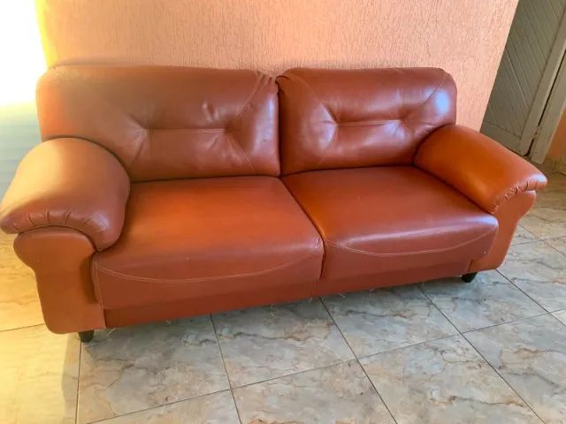 Conjunto sofá de couro caramelo