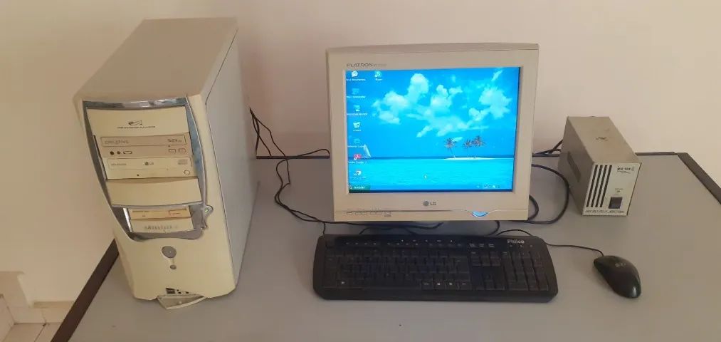 Computador usado, com CPU, teclado, mouse e estabilizador, tudo funcionando, Windows XP