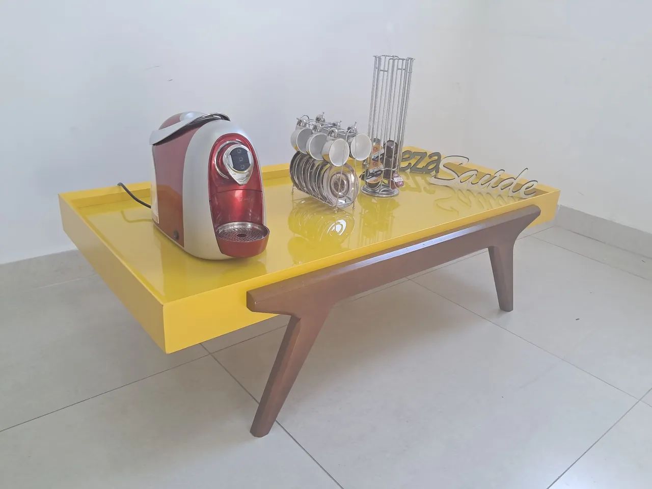 Mesa de centro em laca amarela e com os pés em madeira jequitibá - Foto 2