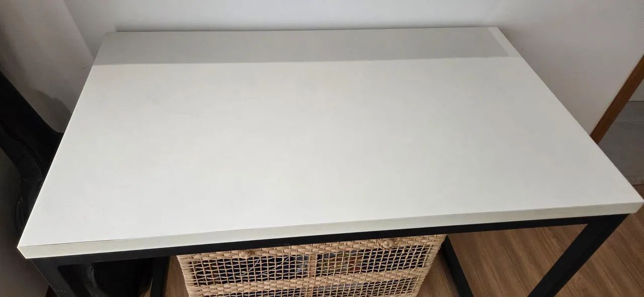 Mesa de fórmica branca e ferro