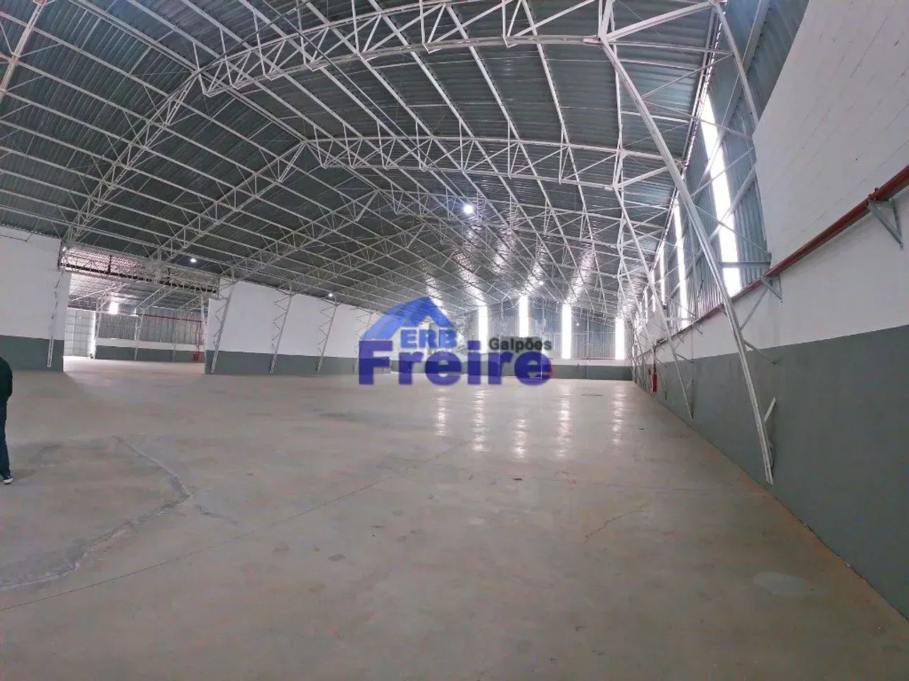 13 Docas Terreno: 13.996,20m² Área construída: 4.395,58m² Pé direito: 7m