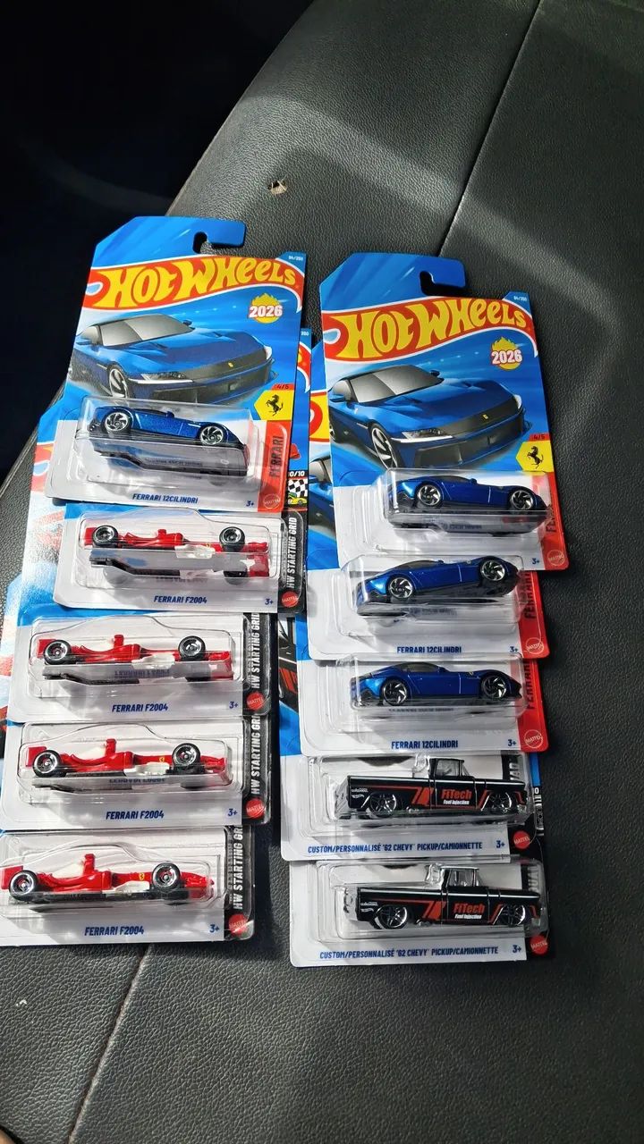 10 carrinhos Hot Wheels 