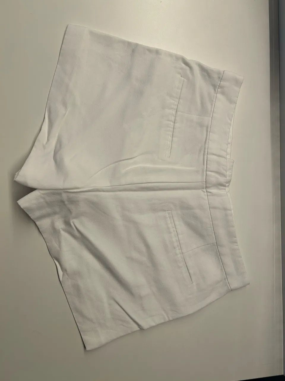 Short branco zara com bolsos