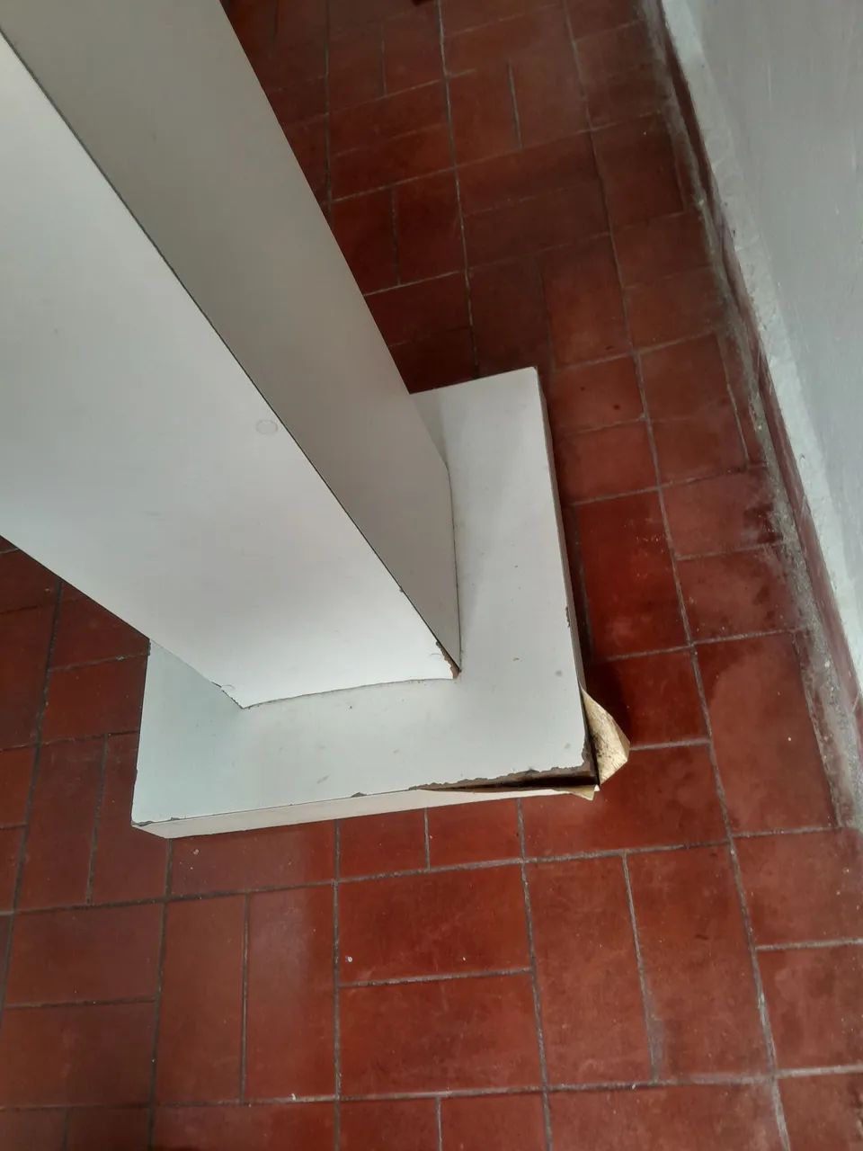 Mesa branca madeira com revestimento. - Foto 4