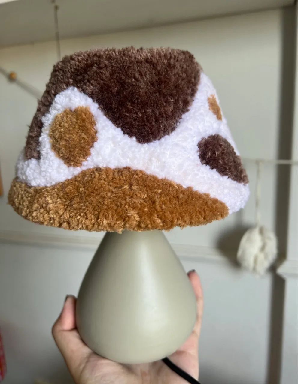 Abajur de cerâmica com cúpula bordada 