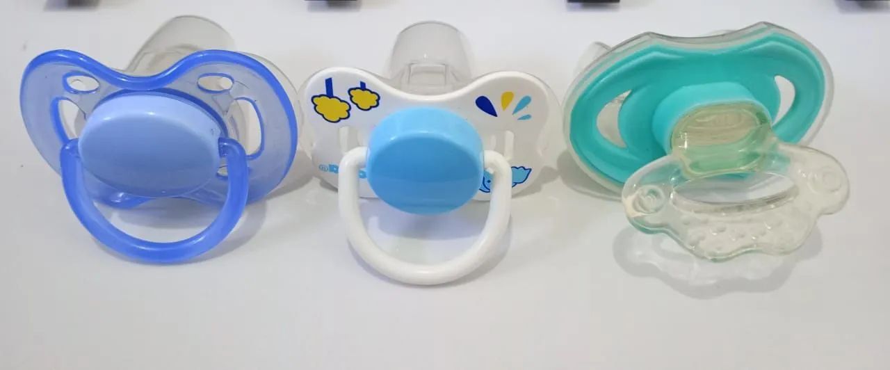 Kit com 2 chupetas e um coçador de gengiva 
