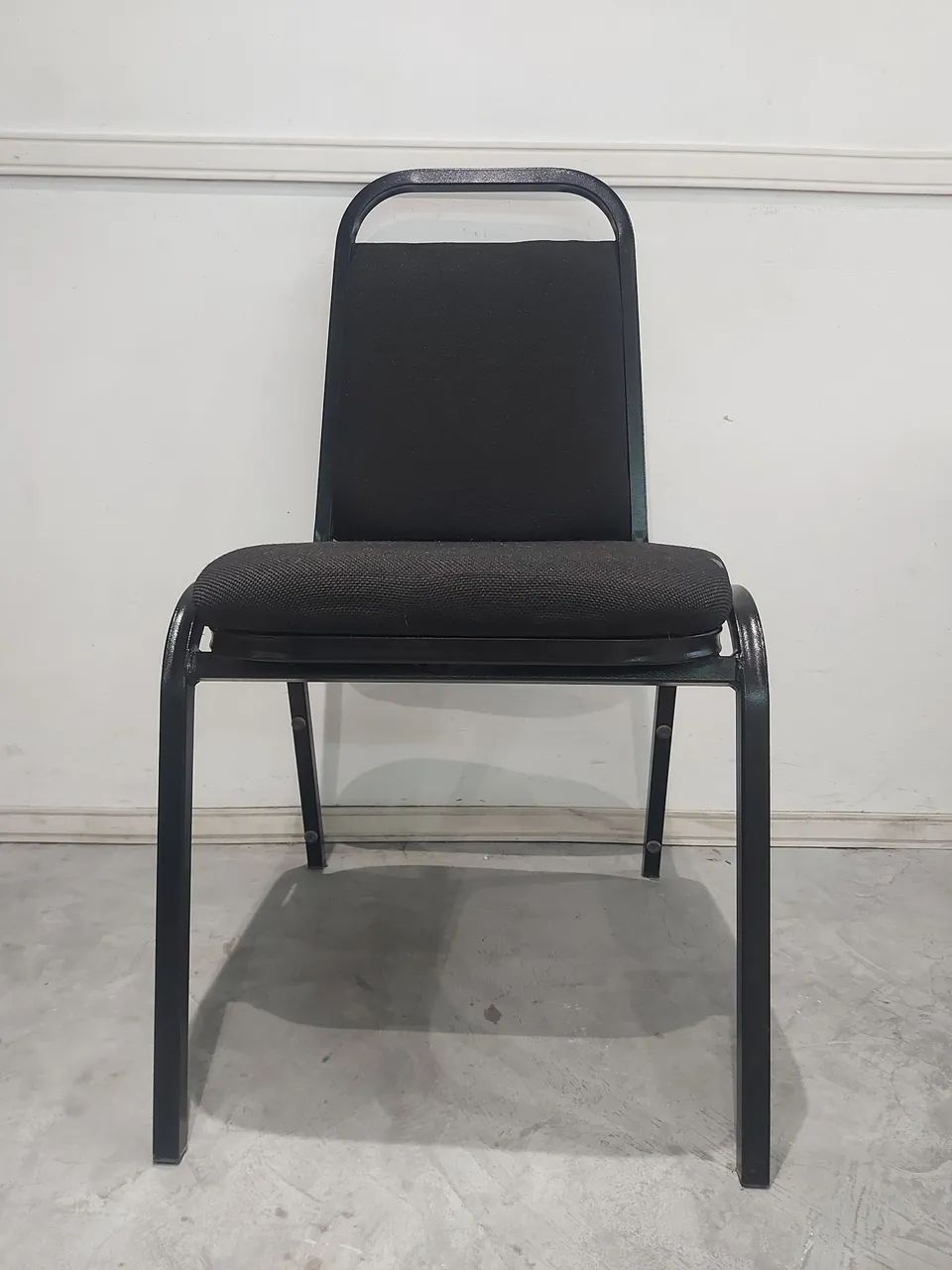 Cadeira acolchoada, estrutura de ferro, cor preta