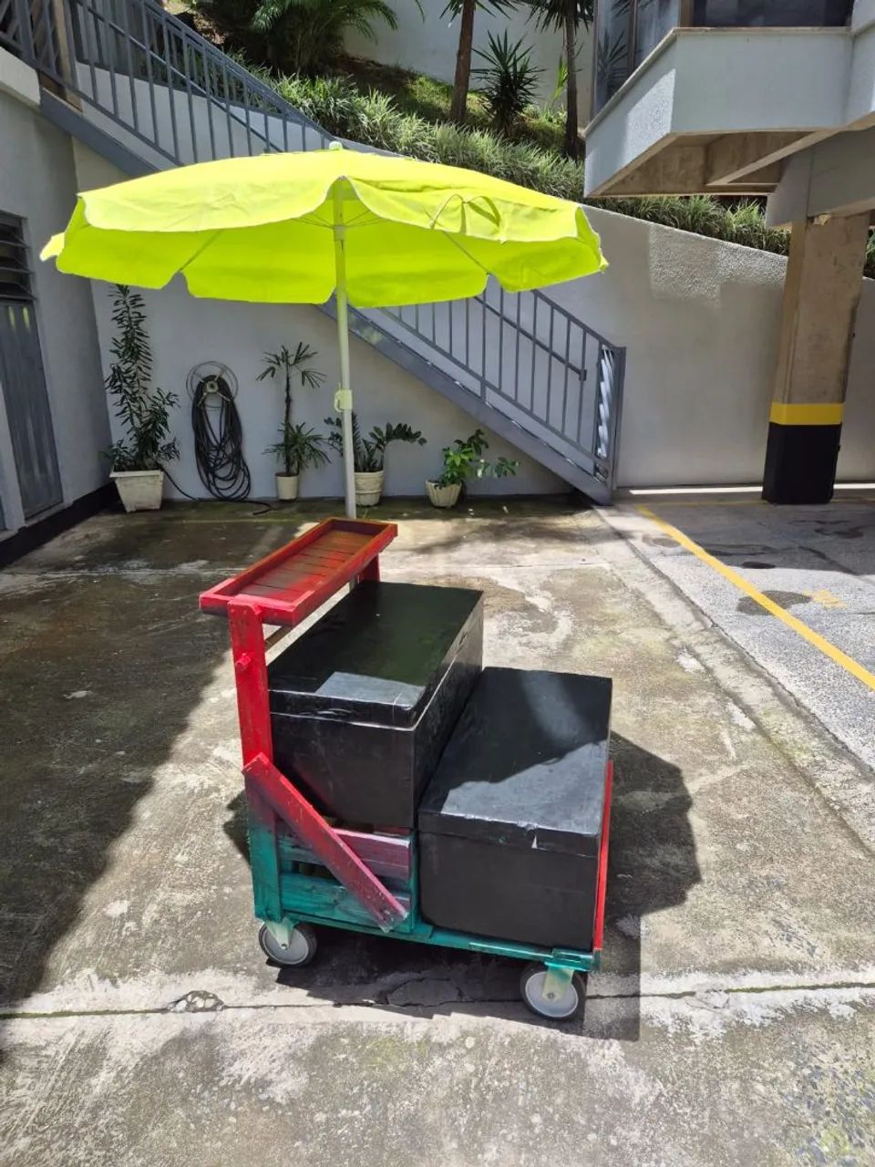 Carrinho para venda de bebidas em eventos, com caixa de isopor e guarda-sol