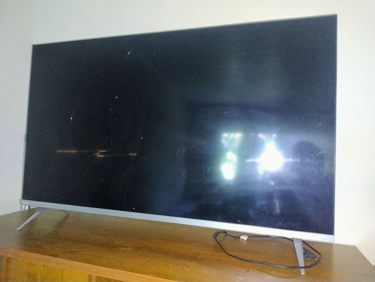 Vendo TV Philips 55 polegadas com tela quebrada para retirada de peça