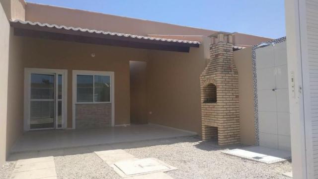 Casa com 2 quartos, 2 banheiros, varanda, sala de estar.