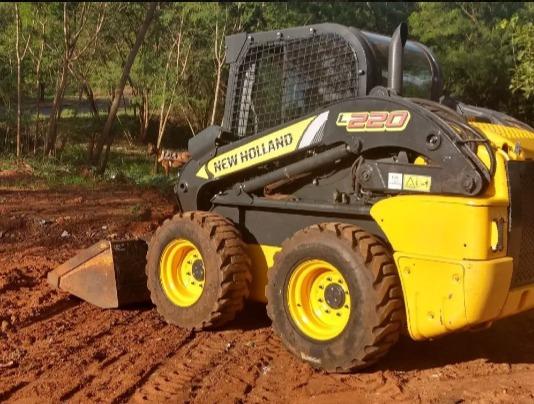 Mini - Carregadeira New Holland L220 - Foto 3