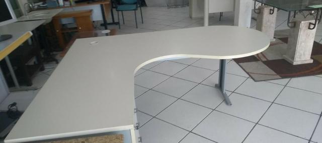 Mesa em L com tampo com península - Foto 4