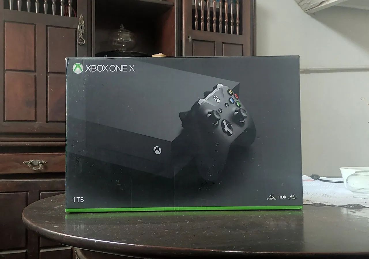 Xbox One X - Com 2 controles e 1 HD externo de 1 TB - Foto 2