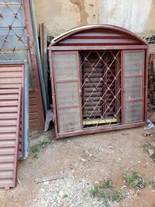 Grade, janelas, telhas