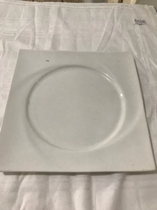 1 prato de cerâmica quadrado raso branco