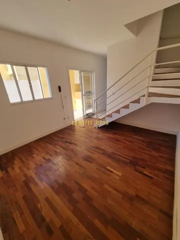 Sobrado de condomínio com quintal à venda no bairro Caxangá, Suzano-SP.