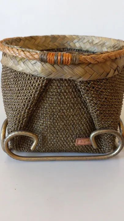 Cachepot com suporte de metal 