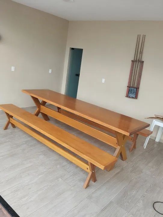 Mesa de madeira rústica com bancos - Foto 2