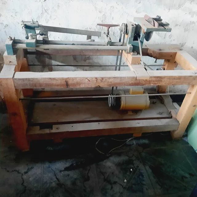 Bancada de Máquinas de Produção Acerbi, serra, torno e motor. Medida 1,29x0,49x0,65m.