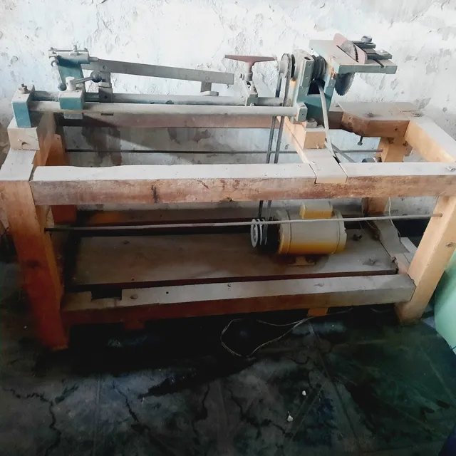 Bancada de Máquinas de Produção Acerbi, serra, torno e motor. Medida 1,29x0,49x0,65m.