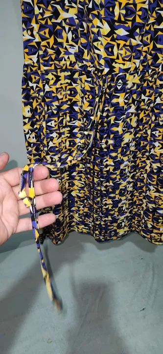 Vestido Estampado Triangular Amarelo e Azul - Foto 2