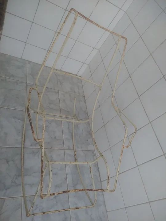 Cadeira de balanço de ferro maciço antiga  - Foto 4