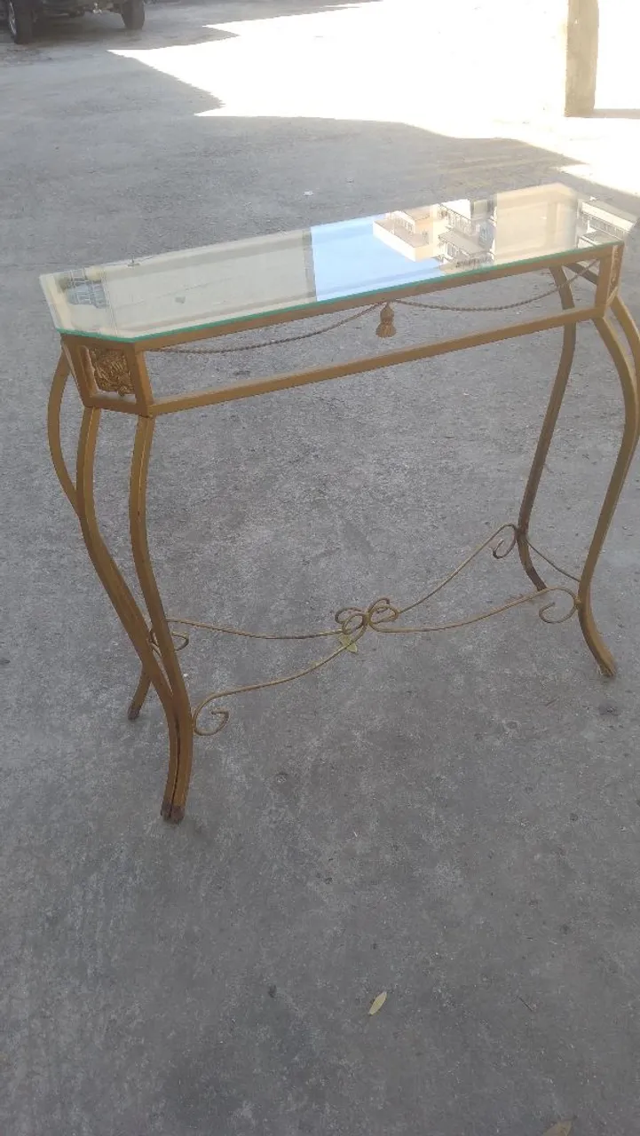 Mesa de Canto Decorativa com Estrutura Dourada